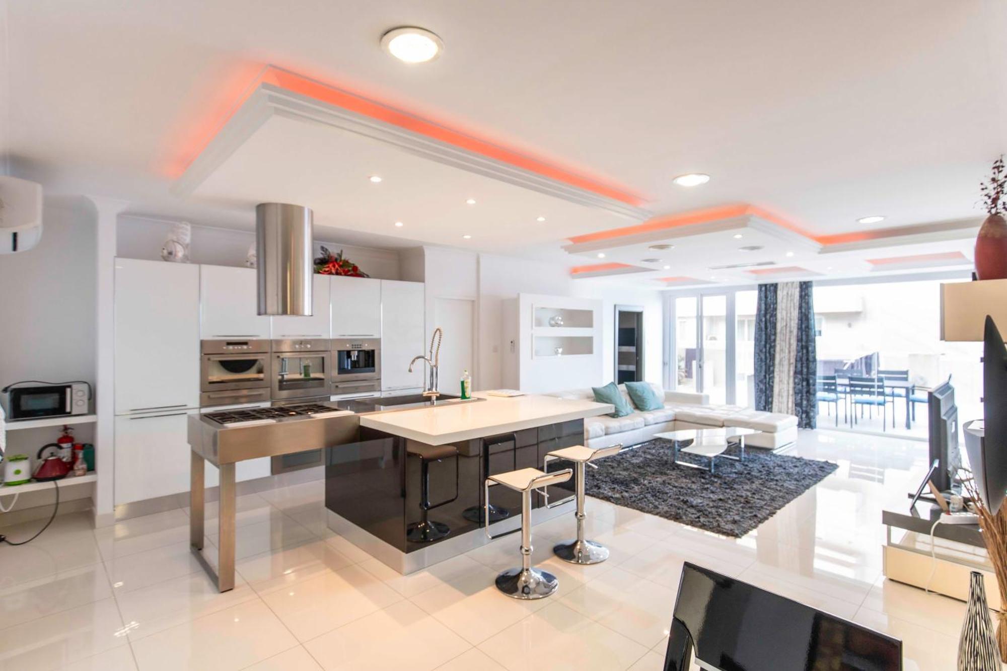 Oceanfront 3br Penthouse Luxury & Views In *